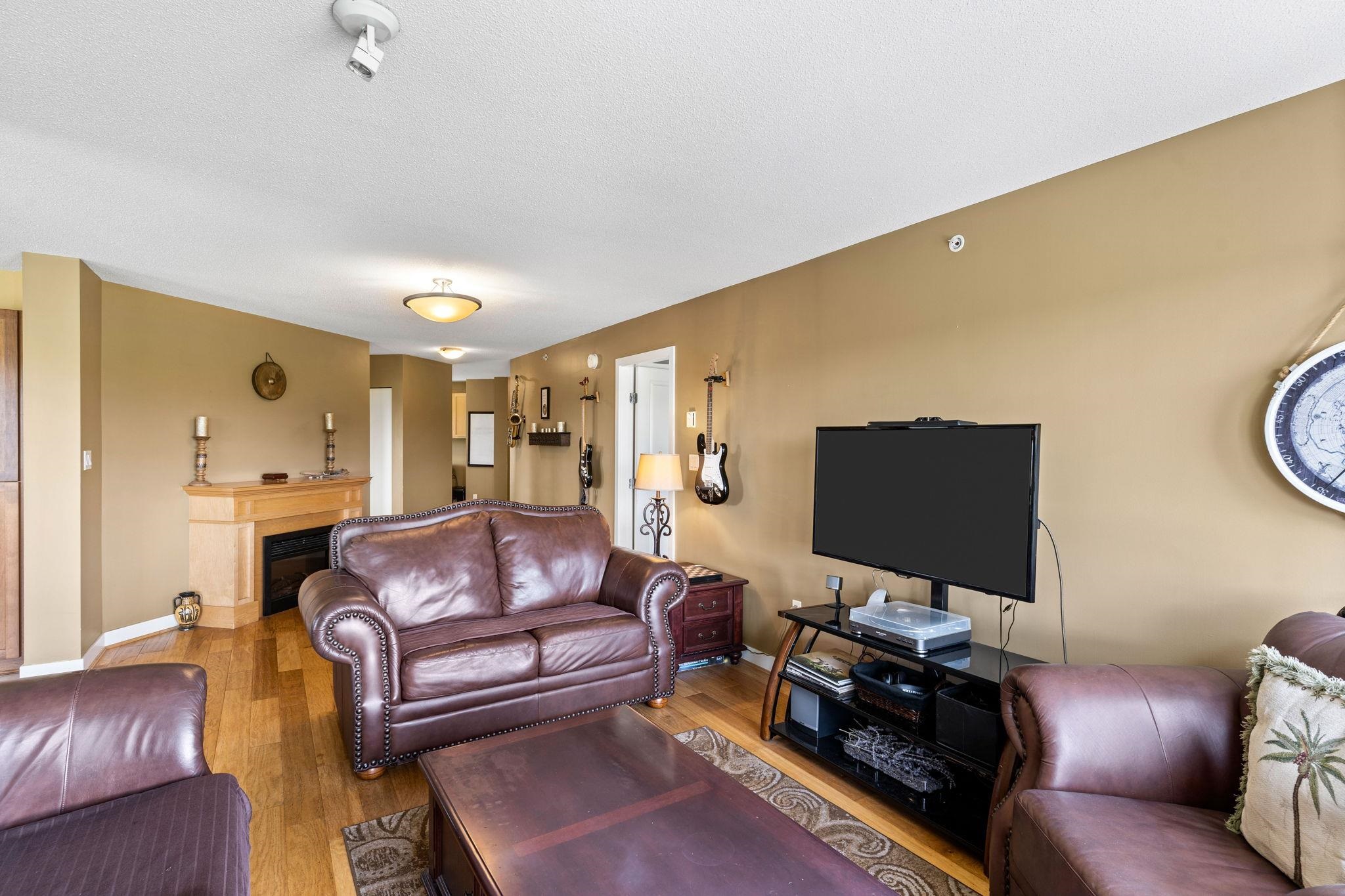 404-19677 Meadow Gardens Way 6