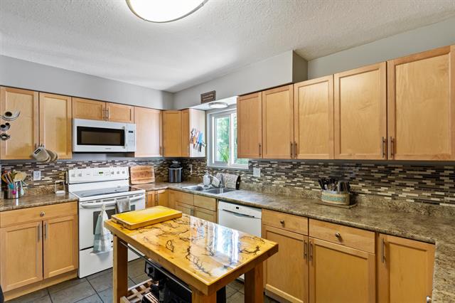 20846 STONEY AVENUE, BC V2X 7T1 9
