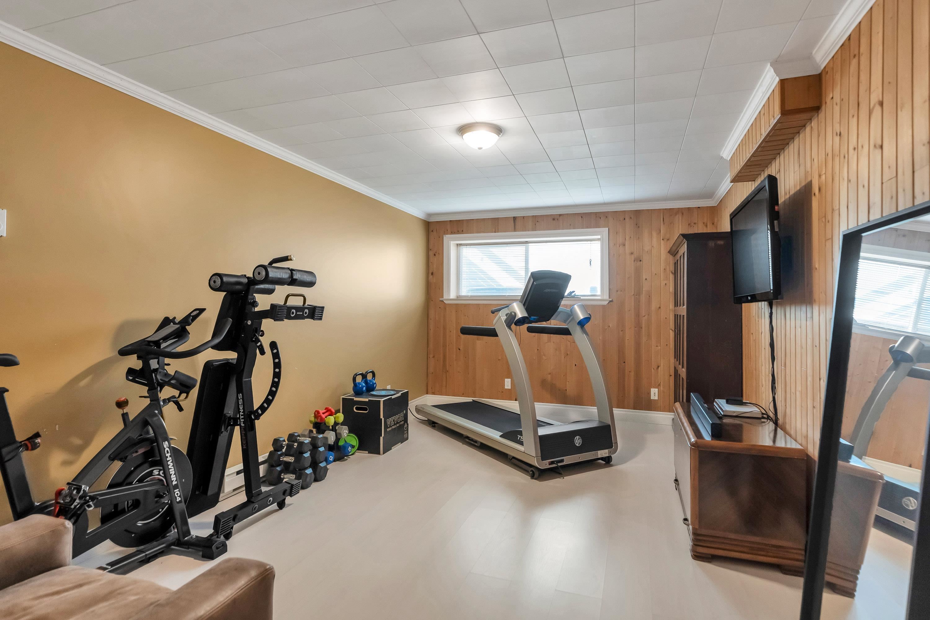 2122 ANITA DRIVE 32